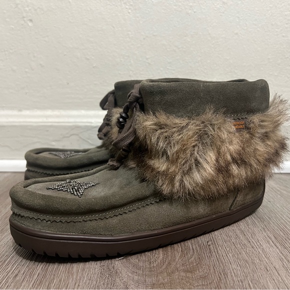 Manitobah Waterproof Keewatin Mukluk boot in suede with rabbit fur trim Size 9 - Picture 3 of 7